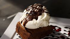 El brownie con helado se consolidó como un clásico de la gastronomía porteña, presente en rincones históricos de la Ciudad Autónoma de Buenos Aires. El brownie con helado se consolidó como un clásico de la gastronomía porteña, presente en rincones históricos de la Ciudad Autónoma de Buenos Aires.