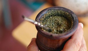 Entre los ingredientes preferidos figuran flores, raíces y hojas que van desde lo dulce hasta lo cítrico y refrescante.