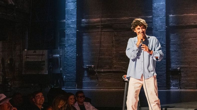 Con un ritmo dinámico y un carisma atrapante, Hernández convierte experiencias personales en una propuesta cercana y ampliamente divertida.