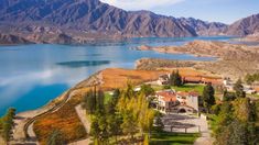 Un embalse rodeado de montañas mendocinas. Un embalse rodeado de montañas mendocinas.