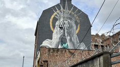 francia: impresionante mural contra las politicas migratorias de trump francia: impresionante mural contra las politicas migratorias de trump