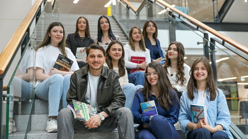 Ambas opciones pueden complementarse: muchas personas comienzan con cursos para experimentar distintas áreas y luego eligen una carrera, o bien cursan una carrera y la enriquecen con capacitaciones específicas.