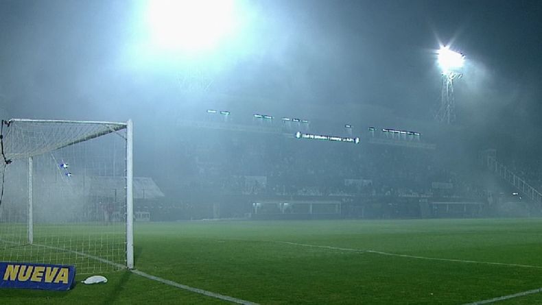Una imagen que habla por sí solo: el campo de juego con gases lacrimógenos.