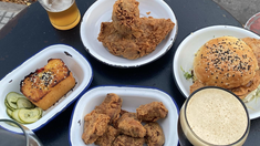Algunos de los platos clásicos de Nola, un gastropub en pleno Palermo que ofrece uno de los mejores pollos fritos de la ciudad. Algunos de los platos clásicos de Nola, un gastropub en pleno Palermo que ofrece uno de los mejores pollos fritos de la ciudad.