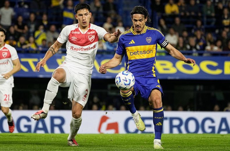 Edinson Cavani frente a Tob&iacute;as Ram&iacute;rez Cardozo.