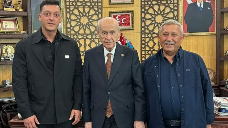 Mesut Özil se radicó en Turquía, se involucró en política y expresó apoyo a Palestina.