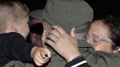 El abrazo de Nahuel Gallo con su esposa y su hijo. El abrazo de Nahuel Gallo con su esposa y su hijo.