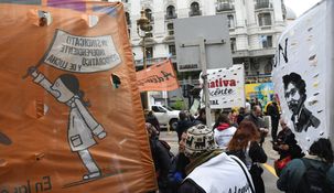 Docentes de Ademys realizan un paro y marchan hacia el Ministerio de Educación