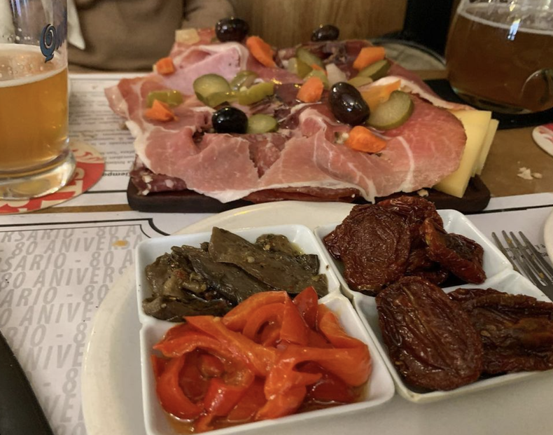 El bodegón de Buenos Aires que tiene especialidades alemanas y cerveza tirada.