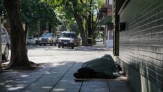 Las familias trabajadoras son desplazadas a la calle por la falta de empleo y los alquileres impagables. Las familias trabajadoras son desplazadas a la calle por la falta de empleo y los alquileres impagables.