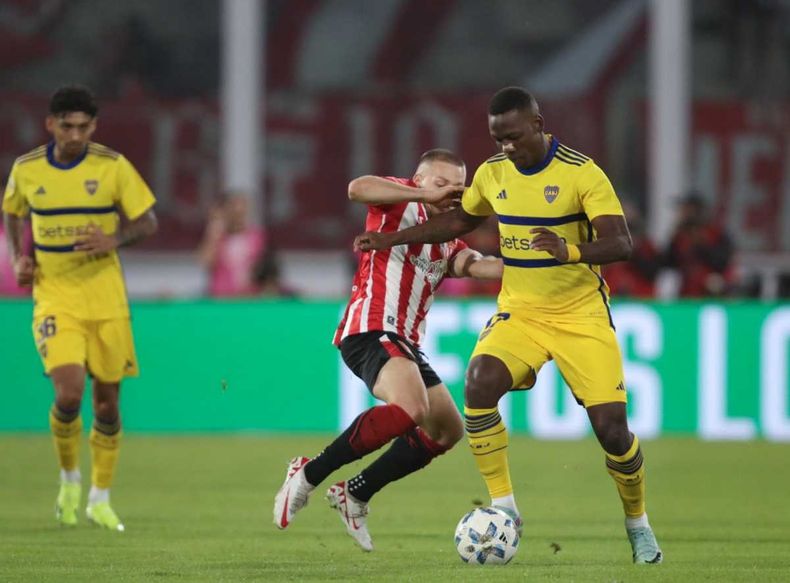 Advíncula, uno de los mejores contra el Pincha.