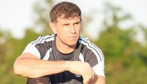 Dia 1 con mucha ilusion, escribió el Dibu Martínez que aún está en recuperación de su fractura.