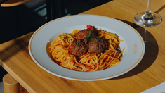 Entre pan casero, milanesas de lomo y pastas con ragú, Merienda renueva los clásicos de la Ciudad Autónoma de Buenos Aires. Entre pan casero, milanesas de lomo y pastas con ragú, Merienda renueva los clásicos de la Ciudad Autónoma de Buenos Aires.