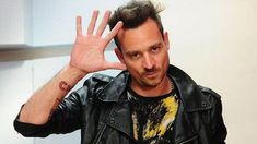 Chano se rie de sí mismo. Chano se rie de sí mismo.