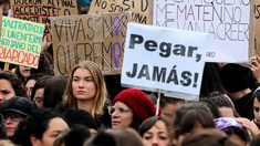 La Justicia ordenó al Gobierno no desmantelar los programas contra la violencia de género.