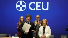 milei recibio la medalla de honor de la universidad ceu en espana: me rodee de gente muy talentosa