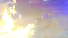 Estados Unidos: dos hombres intentaron Intentaron incendiar un centro de inmigrantes y se prendieron fuego a si mismos.