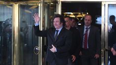 Javier Milei saliendo del Hotel Libertador.