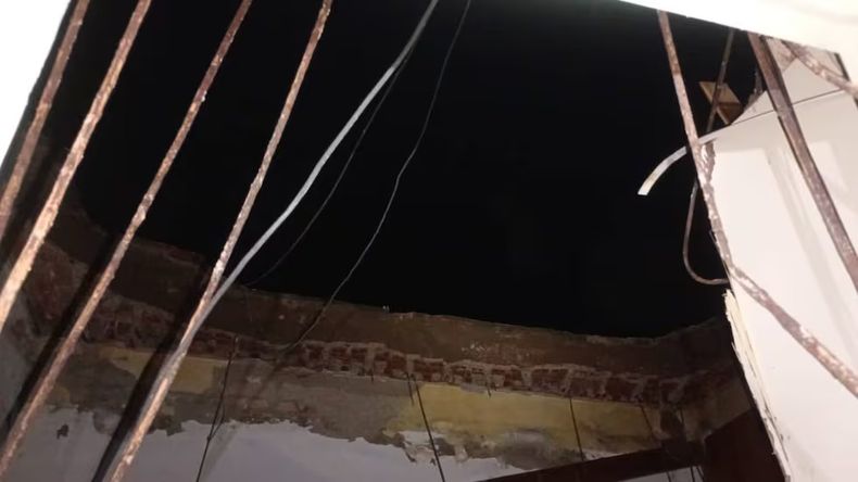 Rescatistas trabajaron durante más de una hora para encontrar a la víctima.