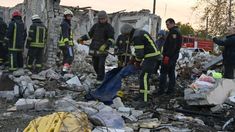 Un nuevo ataque ruso dejó 51 muertos en un pueblo ucraniano. Un nuevo ataque ruso dejó 51 muertos en un pueblo ucraniano.