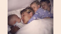 Con una tierna foto con sus hijos, Pampita apuesta al colecho Con una tierna foto con sus hijos, Pampita apuesta al colecho