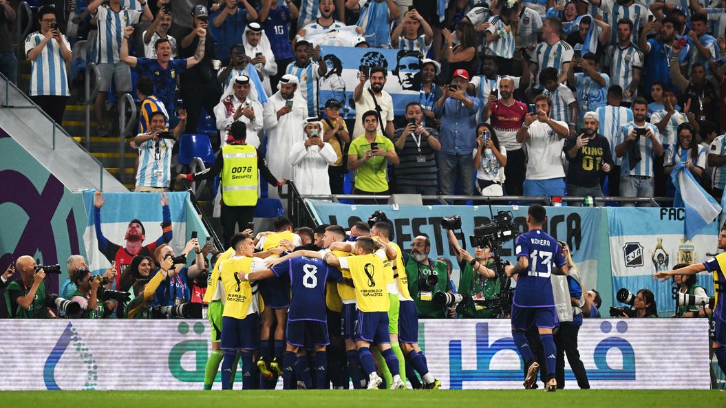 El festejo de los jugadores argentinos y los hinchas.