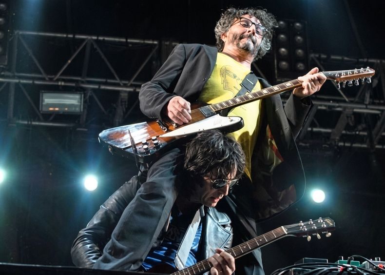 Gabriel Carámbula llevando en andas a Fito Páez.