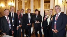 El Grupo de los 6 junto al presidente Javier Milei. El Grupo de los 6 junto al presidente Javier Milei.