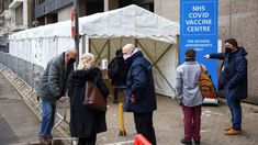 La mitad de los europeos podrían estar infectados por Ómicron en los próximos dos meses. La mitad de los europeos podrían estar infectados por Ómicron en los próximos dos meses.