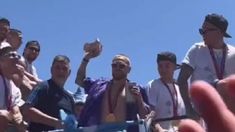 El Papu Gómez le tiró billetes a los hinchas argentinos El Papu Gómez le tiró billetes a los hinchas argentinos