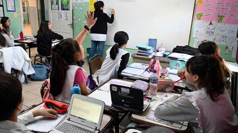 El gobierno bonaerense acordó con gremios docentes un aumento del sueldo del 20%