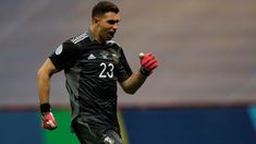 Dibu Martínez le ganó el duelo a Borja. Dibu Martínez le ganó el duelo a Borja.