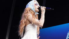 La artista se llevó todos los aplausos de la multitud reunida en la Plaza de Mayo. La artista se llevó todos los aplausos de la multitud reunida en la Plaza de Mayo.