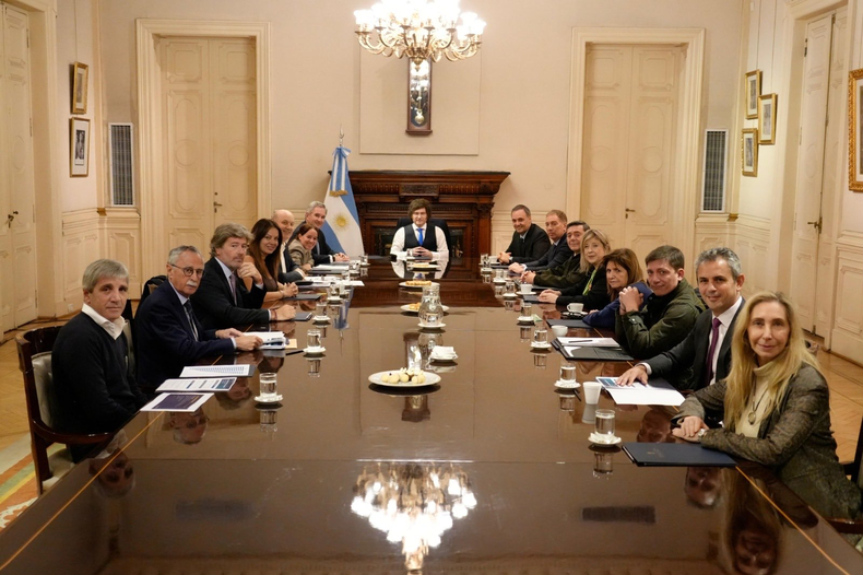 Javier Milei encabezará una reunión de Gabinete en medio de la interna oficialista y el respaldo a Adorni