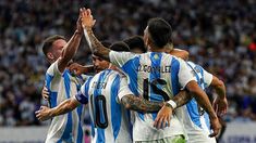 Lionel Scaloni analiza variantes ante las bajas físicas en la recta final. Lionel Scaloni analiza variantes ante las bajas físicas en la recta final.