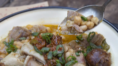 El bodegón de Buenos Aires para comer deliciosos guisos y locros, y combatir el frío.
