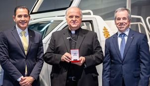 Los representantes de Toyota junto al nuncio&nbsp;
