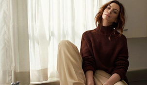 La casa de Anne Hathaway combina detalles clásicos con una decoración colorida y sofisticada.