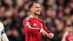 Alexis Mac Allister marcó tendencia con un look urbano y muy canchero. Alexis Mac Allister marcó tendencia con un look urbano y muy canchero.