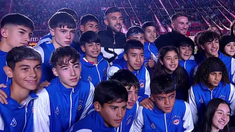 Nico González y Alexis Mac Allister junto a los chicos de Inferiores. Nico González y Alexis Mac Allister junto a los chicos de Inferiores.