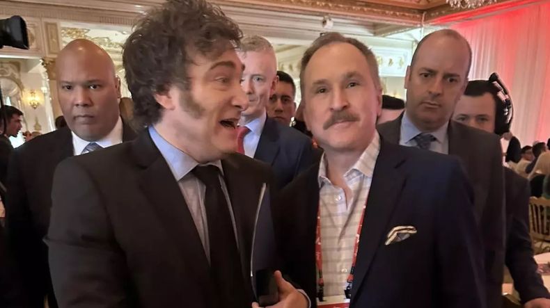Peter Lamelas junto a Javier Milei en un evento en la casa de Donald Trump.