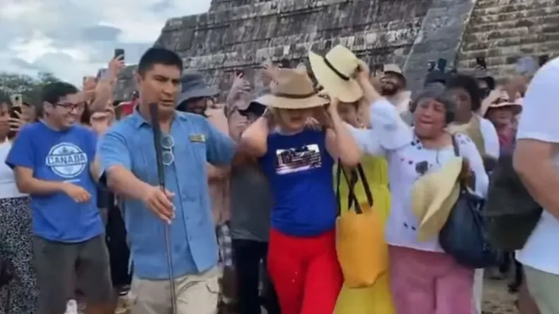 La mujer fue zamarreada por algunos turistas.