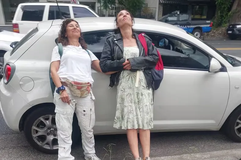 Ernestina Pais y la mujer contra la que colisionó con su auto tomadas de la mano. 