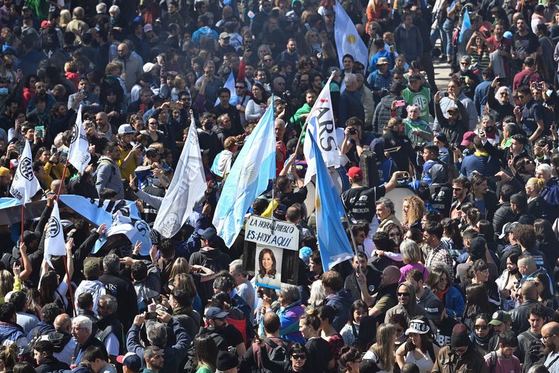 Organizaciones sociales marchan en Plaza de Mayo en repudio al atentado contra Cristina Kirchner