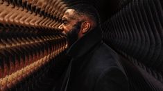 La fusión de crimen y misterio, junto con un ritmo dinámico, mantiene a los espectadores interesados durante los ocho episodios