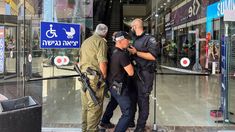Un hombre atacó a dos soldados en un shopping del norte de Israel. Un hombre atacó a dos soldados en un shopping del norte de Israel.
