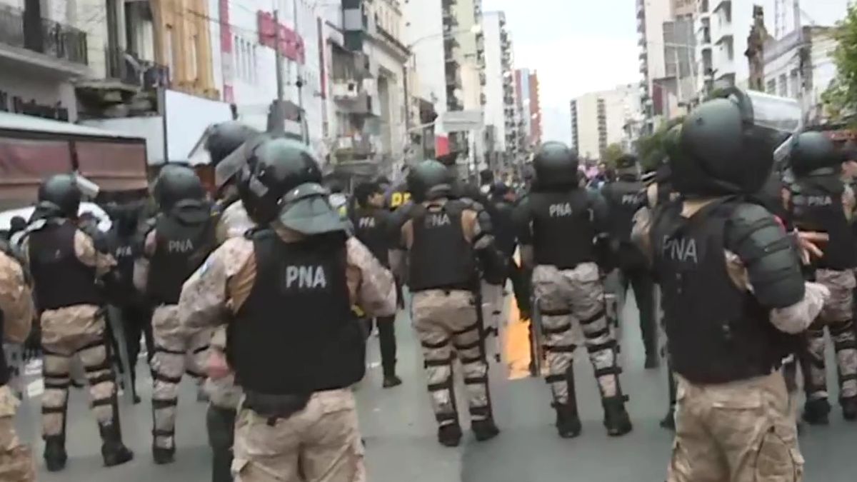 Tensión en Puente Pueyrredón por una protesta contra el ajuste en planes sociales