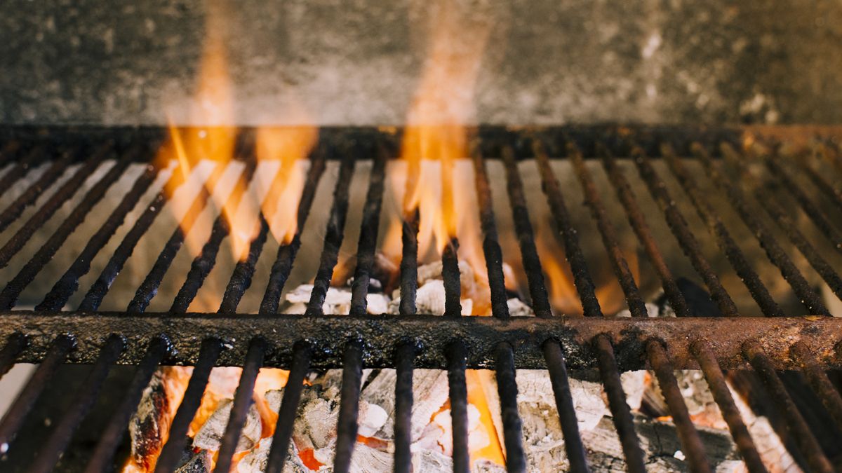 Así podés limpiar la parrilla en segundos después de utilizarla: con este truco no necesitás ningún producto químico