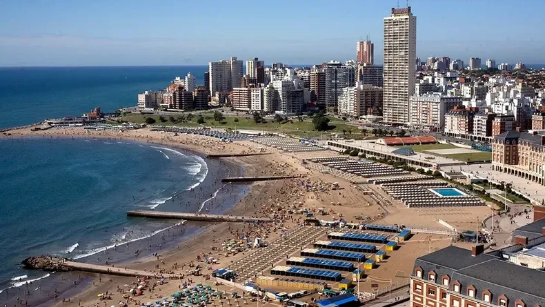 Mar del Plata, con sus playas y variada oferta turística, es una opción popular para disfrutar del fin de semana largo de noviembre.