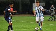 Valentín Barco intentó desequilibrar por la banda izquierda. Valentín Barco intentó desequilibrar por la banda izquierda.